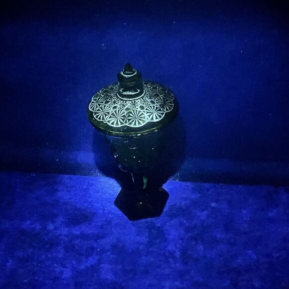 Vintage L.E. Smith Green Glass Candy Dish w/Lid Daisy And Button Footed Compote - Picture 2 of 10